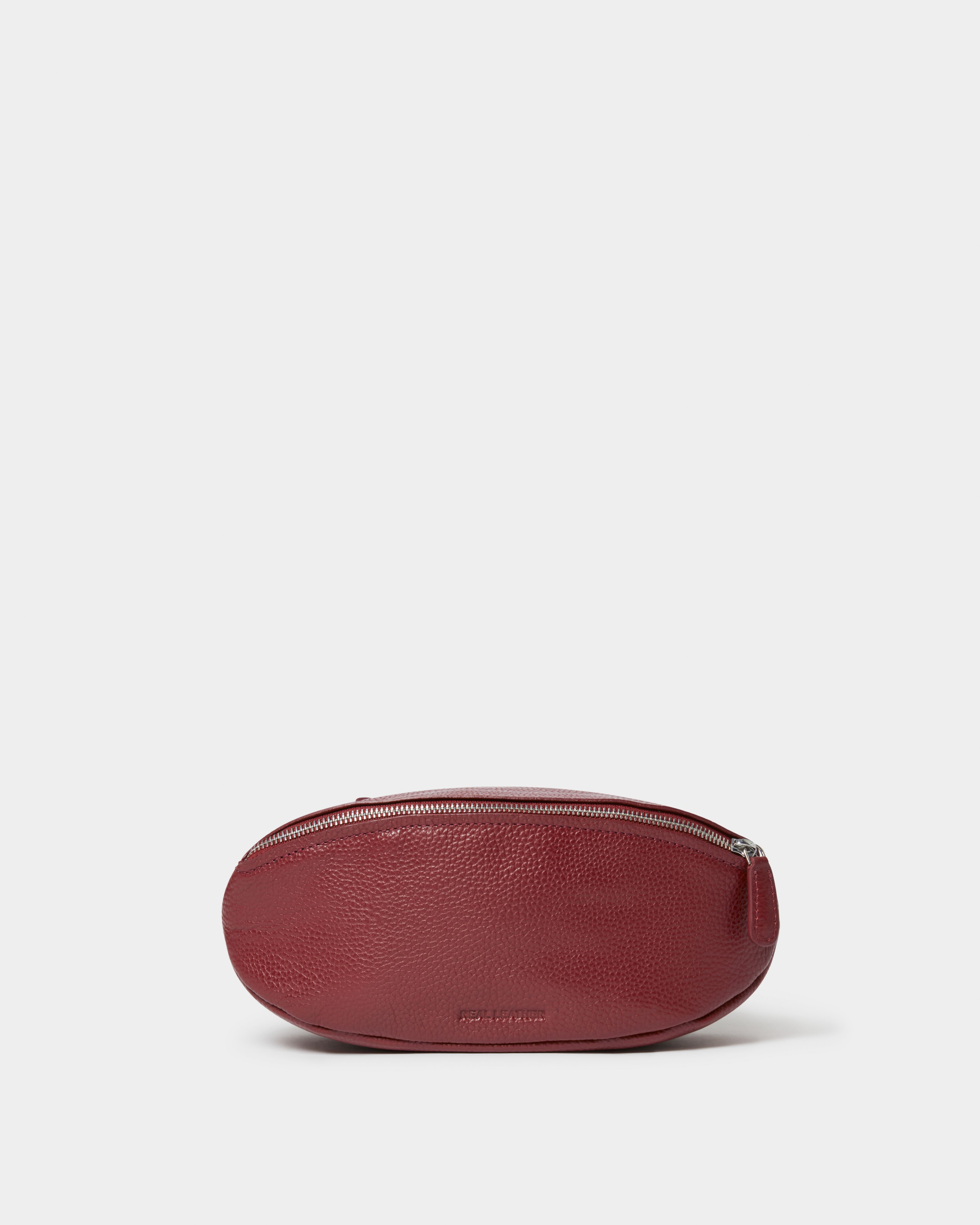 Image number 4 of The Rugger Leather Washbag in Merlot
