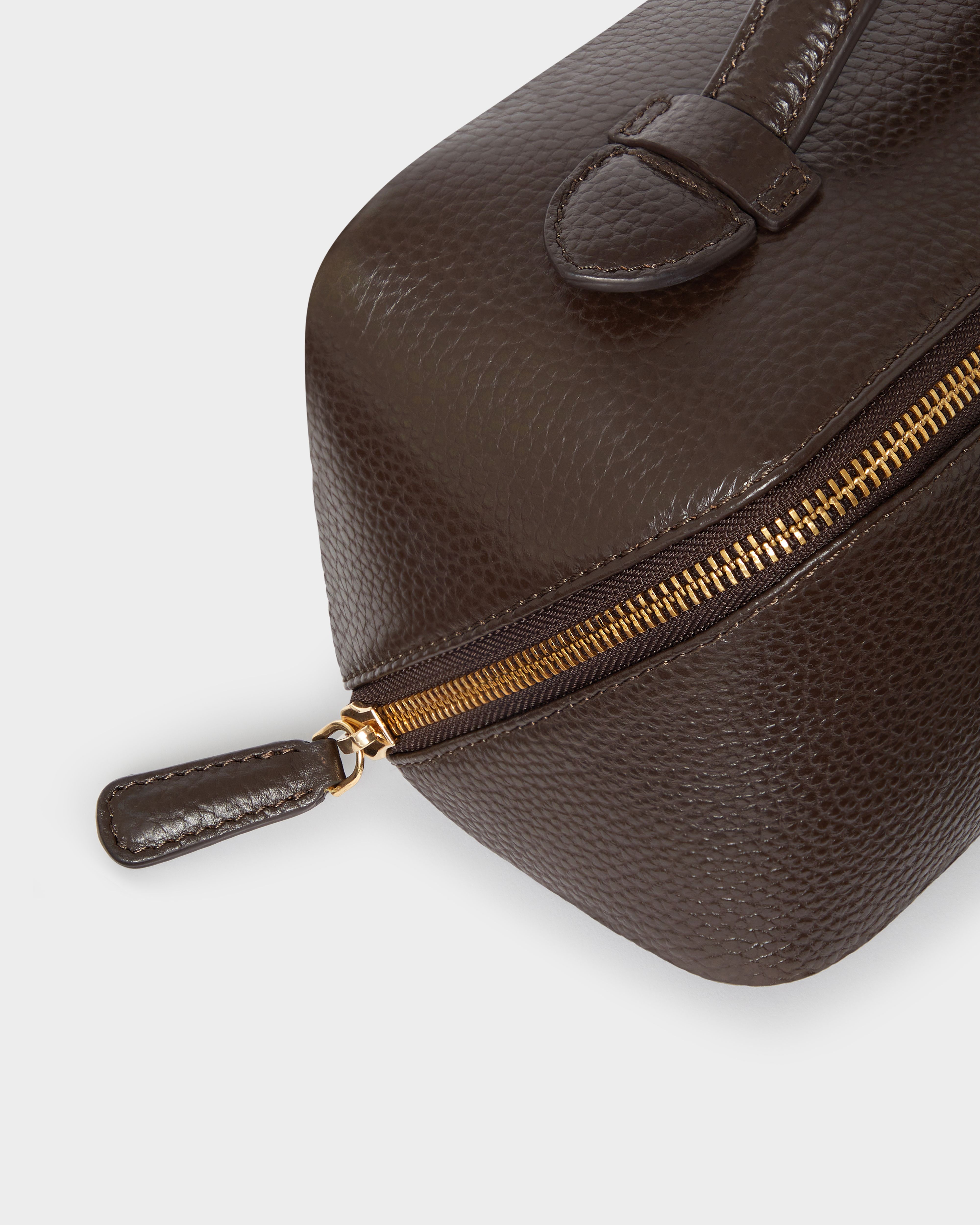 Image number 5 of The Jet Set Leather Washbag in Chocolate