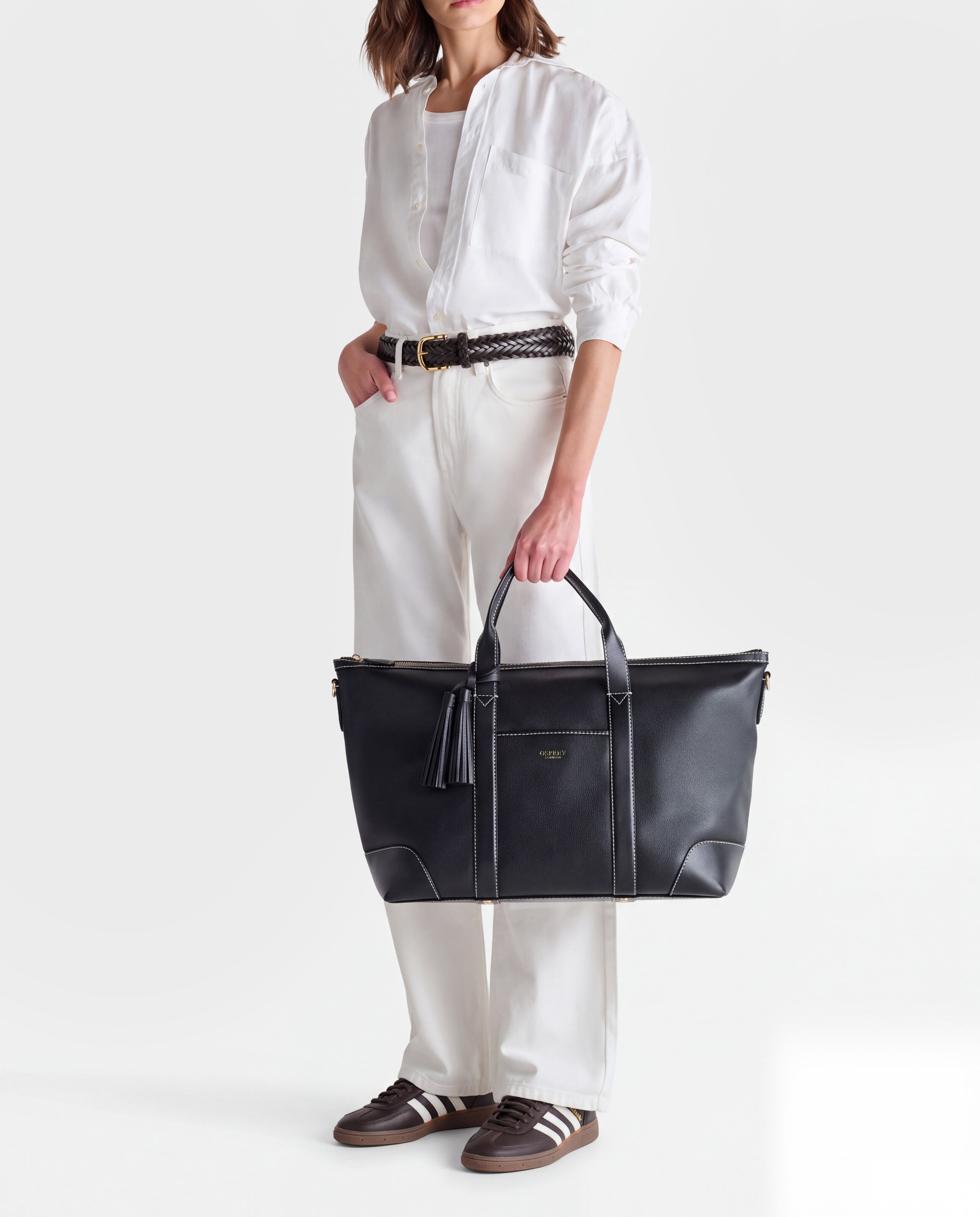 Image number 1 of The Classic Savanna Leather Weekender in Black