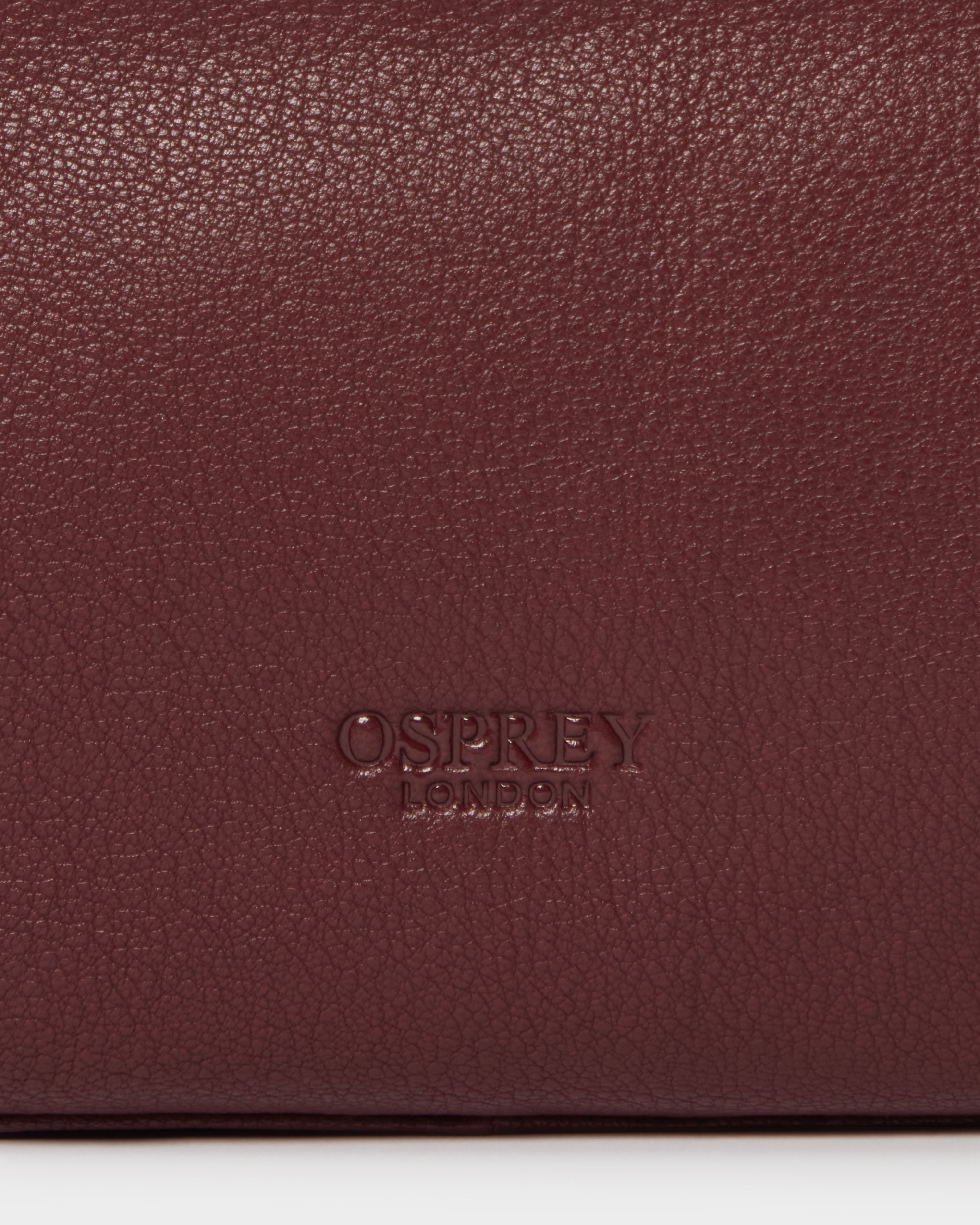 Image number 4 of The Arlington Leather Washbag in Bordeaux